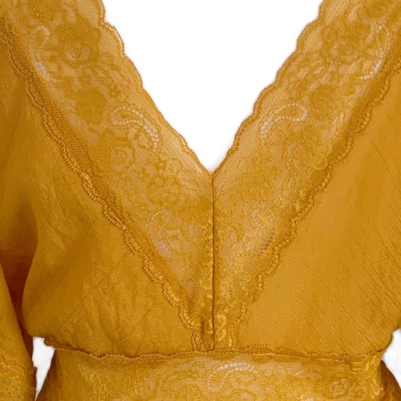 American Flirt Cropped Lace Blouse Size Medium - Picture 3 of 7